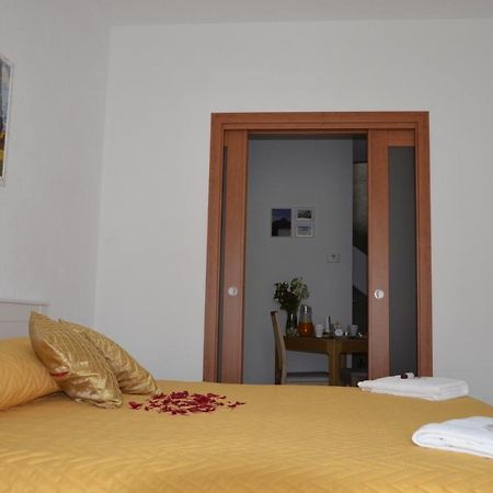 B&B La Casa Sulla Roccia 皮耶特拉佩尔托萨 外观 照片