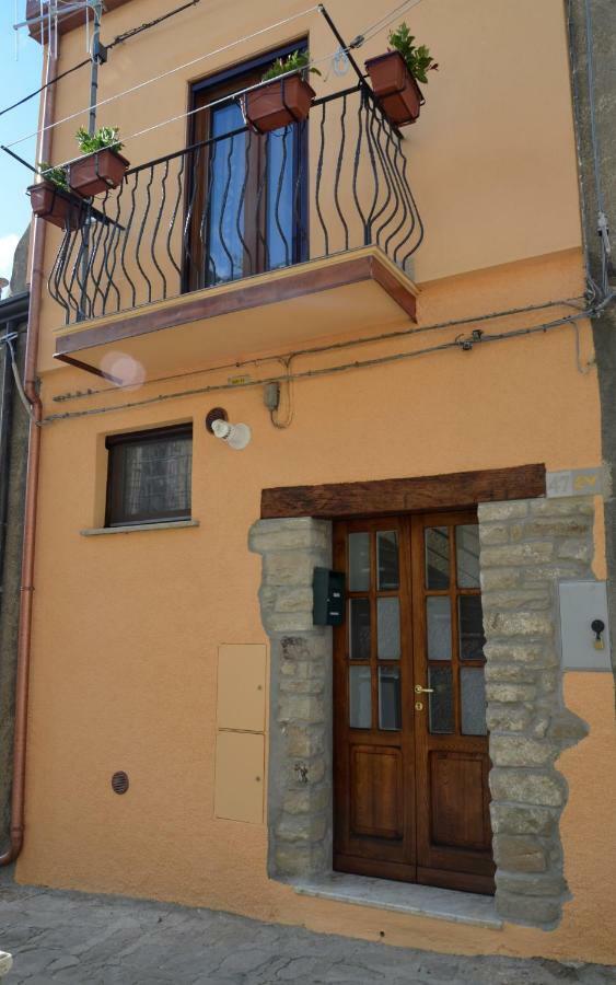 B&B La Casa Sulla Roccia 皮耶特拉佩尔托萨 外观 照片